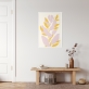 Poster de um arranjo floral com formas abstratas em tons de rosa e amarelo, representando flores e folhas num fundo claro. 1